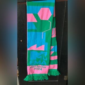 MTV EMA 2024 Pink and Green scarf